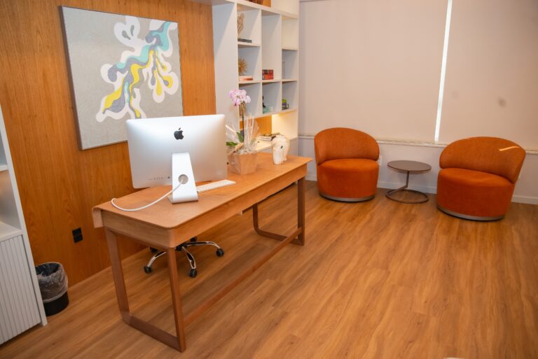 Consultorio con escritorio y sillones para conversar con el paciente