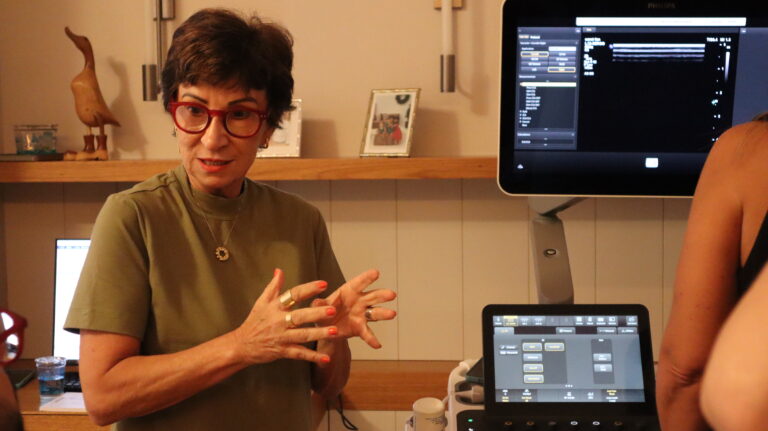 Dra. Fanilda Barros orientando ao lado do aparelho de ultrassom