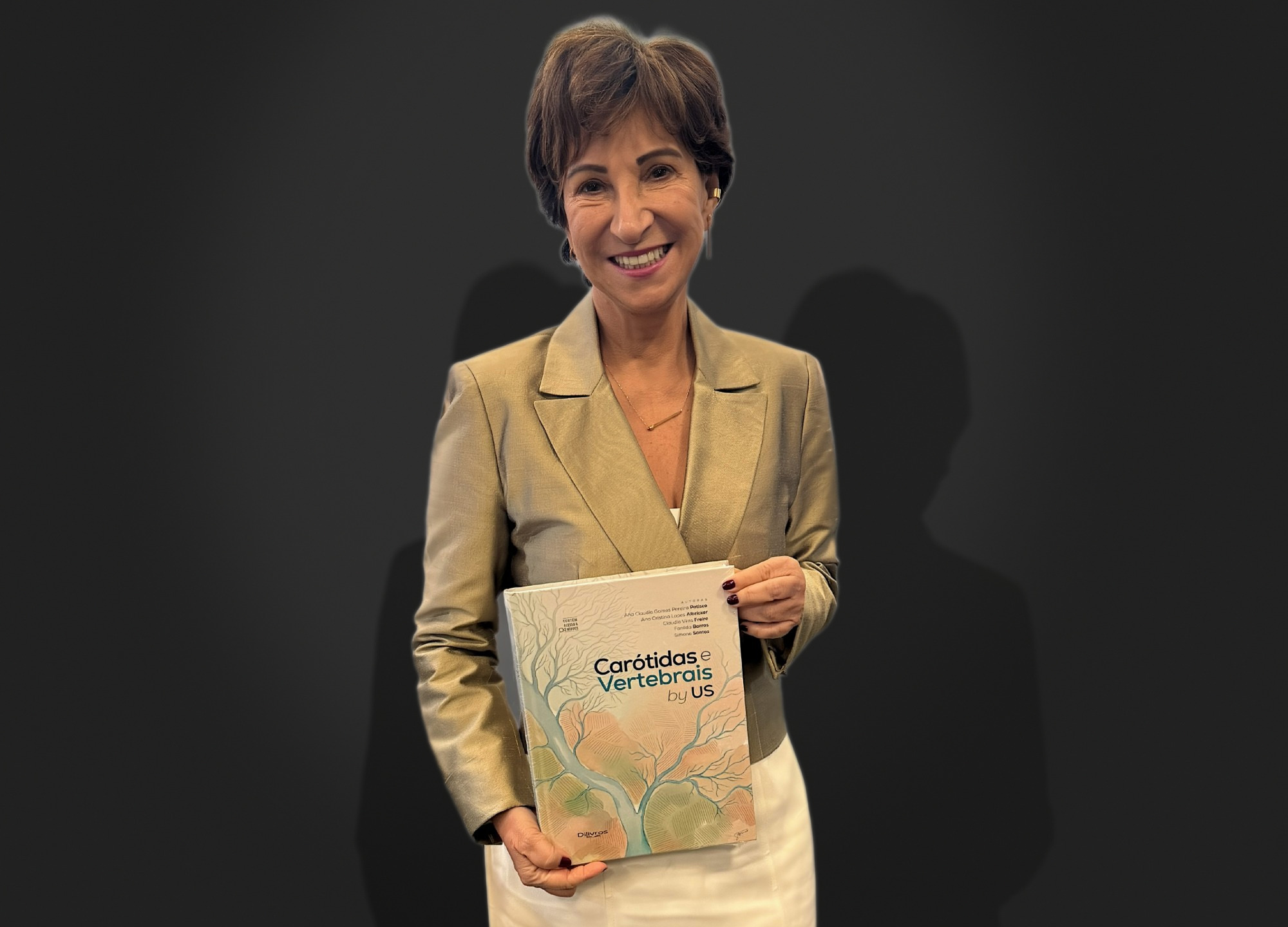 Dra. Fanilda Barros segurando o livro Carótidas e Vertebrais by US, do qual é uma das autoras