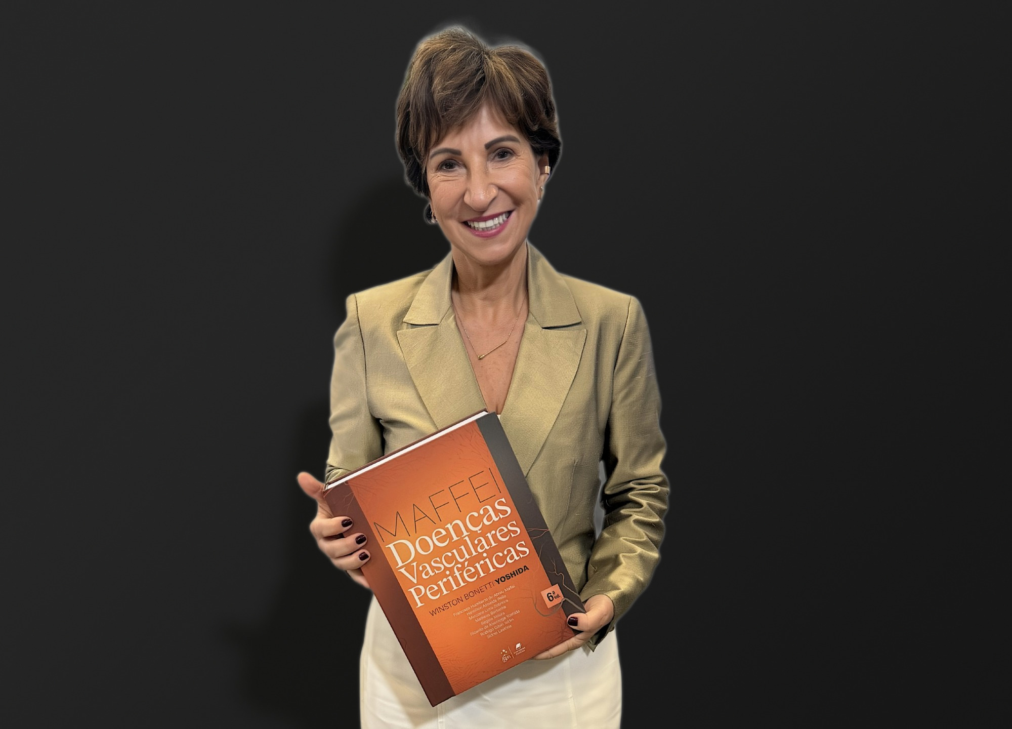 Dra. Fanilda Barros segurando o livro Maffei Doenças Vasculares Periféricas, sexta edição